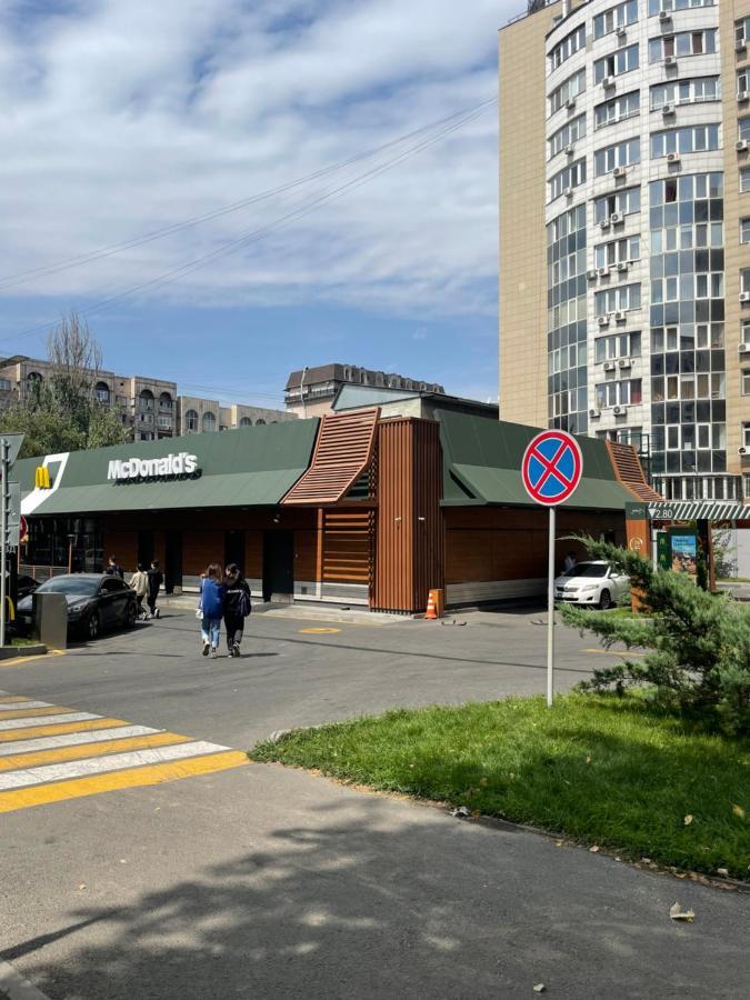 Уютная Квартира В Самом Сердце Алматы Almaty Ngoại thất bức ảnh